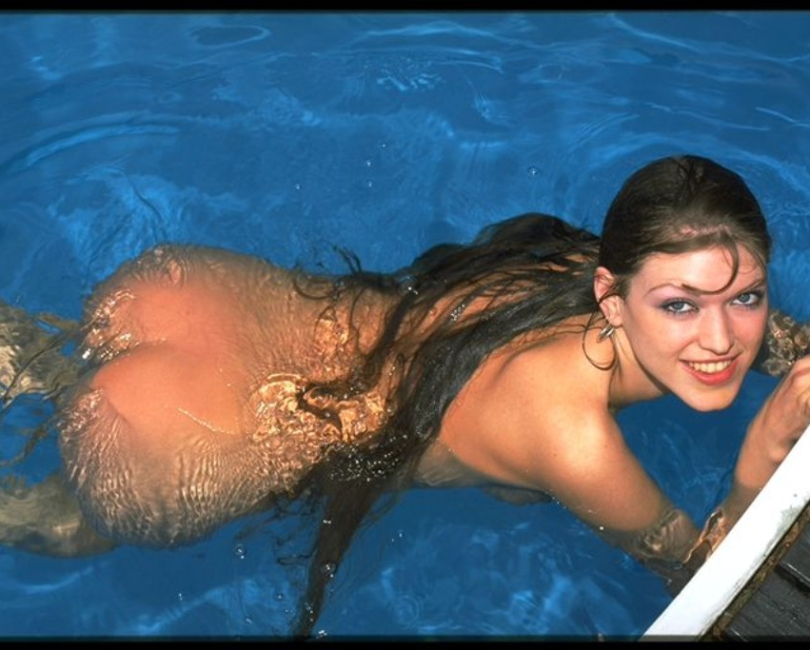 Erotische Frau im Pool!